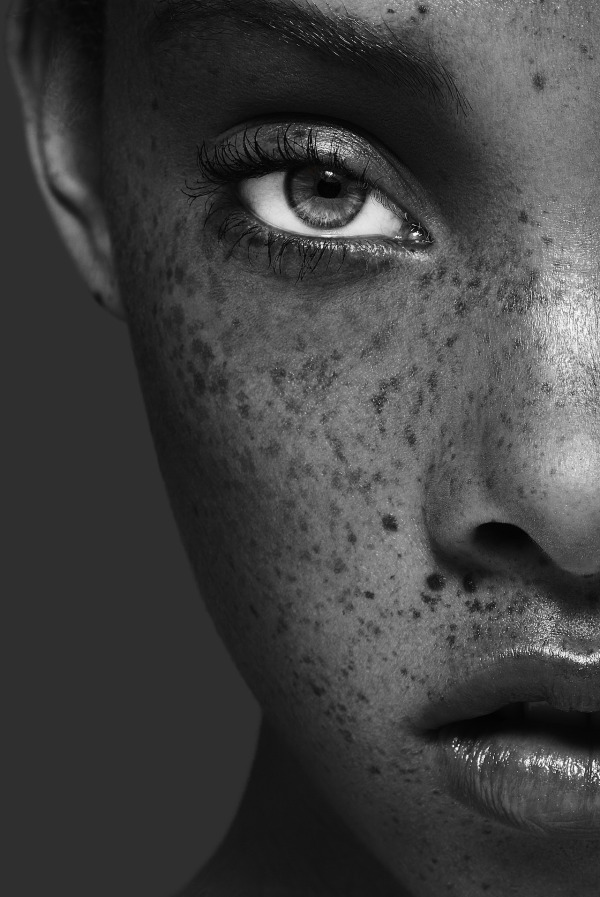 portrait-freckles-face-woman-eye